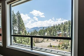 DELUXE SLOPESIDE Condo with 4th FLOOR VIEWS, Elevator and Underground 