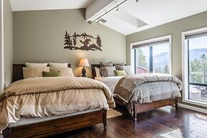 DELUXE SLOPESIDE Condo with 4th FLOOR VIEWS, Elevator and Underground 