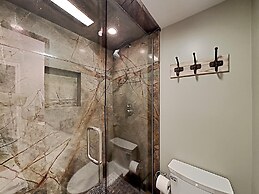 DELUXE SLOPESIDE Condo with 4th FLOOR VIEWS, Elevator and Underground 