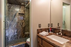 DELUXE SLOPESIDE Condo with 4th FLOOR VIEWS, Elevator and Underground 