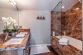 DELUXE SLOPESIDE Condo with 4th FLOOR VIEWS, Elevator and Underground 