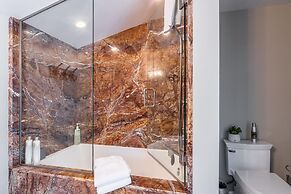 DELUXE SLOPESIDE Condo with 4th FLOOR VIEWS, Elevator and Underground 