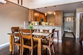 DELUXE SLOPESIDE Condo with 4th FLOOR VIEWS, Elevator and Underground 