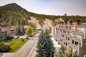 DELUXE SLOPESIDE Condo with 4th FLOOR VIEWS, Elevator and Underground 