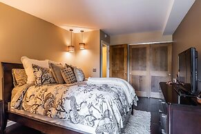 DELUXE SLOPESIDE Condo with 4th FLOOR VIEWS, Elevator and Underground 