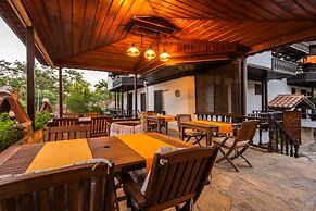 Liya Boutique Hotel & Suites