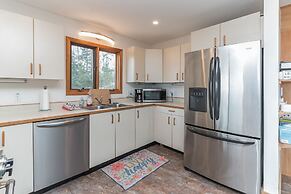 Stunning Mountain Retreat in Campton, Perfect for Skiing and Year-Roun