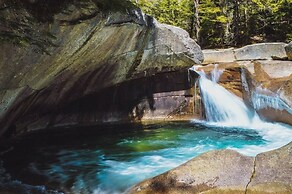 Stunning Mountain Retreat in Campton, Perfect for Skiing and Year-Roun