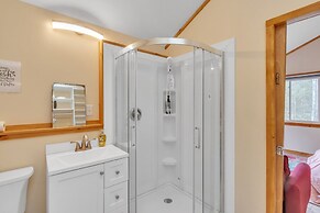 Stunning Mountain Retreat in Campton, Perfect for Skiing and Year-Roun