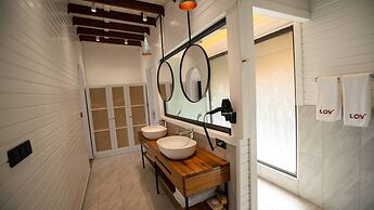 Lov Faralya (+16 Adults Only)