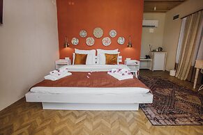 Lov Faralya (+16 Adults Only)