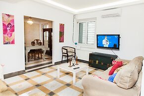 Chic Charming Central Athens Apt.