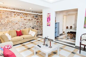 Chic Charming Central Athens Apt.