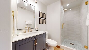 Woodwinds 1265 Luxury Townhouse, Private Hot Tub, 2 Car Garage by RedA