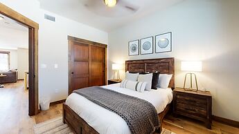 Woodwinds 1265 Luxury Townhouse, Private Hot Tub, 2 Car Garage by RedA