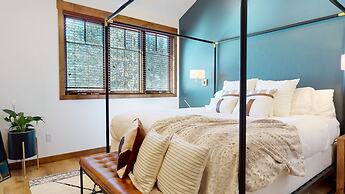 Woodwinds 1265 Luxury Townhouse, Private Hot Tub, 2 Car Garage by RedA