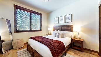 Woodwinds 1265 Luxury Townhouse, Private Hot Tub, 2 Car Garage by RedA