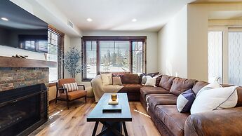 Woodwinds 1265 Luxury Townhouse, Private Hot Tub, 2 Car Garage by RedA