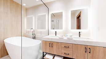 Woodwinds 1265 Luxury Townhouse, Private Hot Tub, 2 Car Garage by RedA