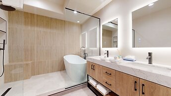 Woodwinds 1265 Luxury Townhouse, Private Hot Tub, 2 Car Garage by RedA