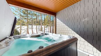 Woodwinds 1265 Luxury Townhouse, Private Hot Tub, 2 Car Garage by RedA