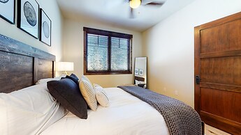 Woodwinds 1265 Luxury Townhouse, Private Hot Tub, 2 Car Garage by RedA