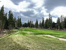 Woodwinds 1265 Luxury Townhouse, Private Hot Tub, 2 Car Garage by RedA