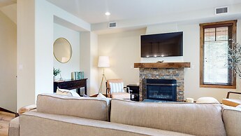 Woodwinds 1265 Luxury Townhouse, Private Hot Tub, 2 Car Garage by RedA