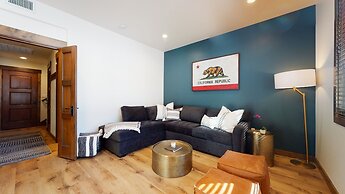 Woodwinds 1265 Luxury Townhouse, Private Hot Tub, 2 Car Garage by RedA