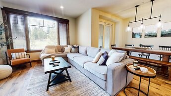 Woodwinds 1265 Luxury Townhouse, Private Hot Tub, 2 Car Garage by RedA