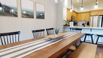 Woodwinds 1265 Luxury Townhouse, Private Hot Tub, 2 Car Garage by RedA