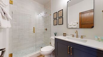 Woodwinds 1265 Luxury Townhouse, Private Hot Tub, 2 Car Garage by RedA