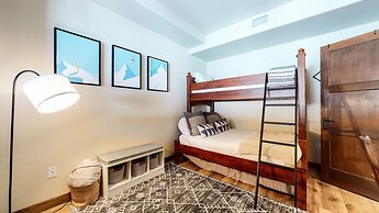 Woodwinds 1265 Luxury Townhouse, Private Hot Tub, 2 Car Garage by RedA