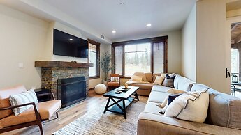 Woodwinds 1265 Luxury Townhouse, Private Hot Tub, 2 Car Garage by RedA