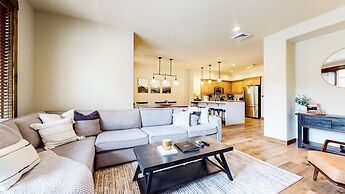 Woodwinds 1265 Luxury Townhouse, Private Hot Tub, 2 Car Garage by RedA