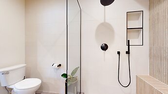 Woodwinds 1265 Luxury Townhouse, Private Hot Tub, 2 Car Garage by RedA