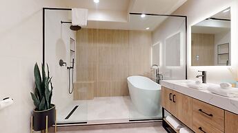 Woodwinds 1265 Luxury Townhouse, Private Hot Tub, 2 Car Garage by RedA