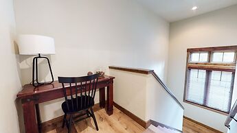 Woodwinds 1265 Luxury Townhouse, Private Hot Tub, 2 Car Garage by RedA