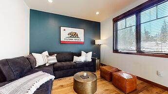 Woodwinds 1265 Luxury Townhouse, Private Hot Tub, 2 Car Garage by RedA