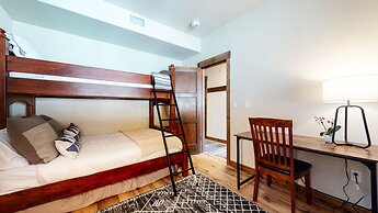 Woodwinds 1265 Luxury Townhouse, Private Hot Tub, 2 Car Garage by RedA