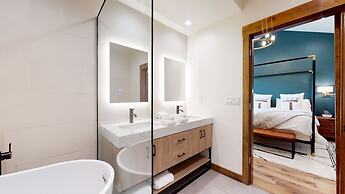 Woodwinds 1265 Luxury Townhouse, Private Hot Tub, 2 Car Garage by RedA