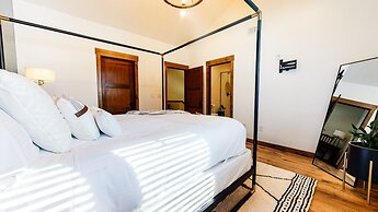 Woodwinds 1265 Luxury Townhouse, Private Hot Tub, 2 Car Garage by RedA