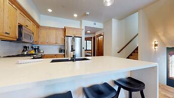 Woodwinds 1265 Luxury Townhouse, Private Hot Tub, 2 Car Garage by RedA