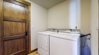 Woodwinds 1265 Luxury Townhouse, Private Hot Tub, 2 Car Garage by RedA