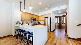 Woodwinds 1265 Luxury Townhouse, Private Hot Tub, 2 Car Garage by RedA