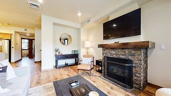 Woodwinds 1265 Luxury Townhouse, Private Hot Tub, 2 Car Garage by RedA