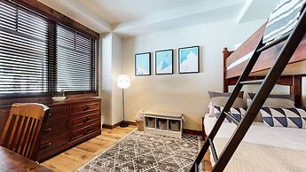 Woodwinds 1265 Luxury Townhouse, Private Hot Tub, 2 Car Garage by RedA