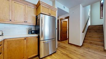 Woodwinds 1265 Luxury Townhouse, Private Hot Tub, 2 Car Garage by RedA