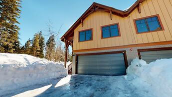 Woodwinds 1265 Luxury Townhouse, Private Hot Tub, 2 Car Garage by RedA