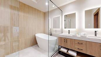 Woodwinds 1265 Luxury Townhouse, Private Hot Tub, 2 Car Garage by RedA